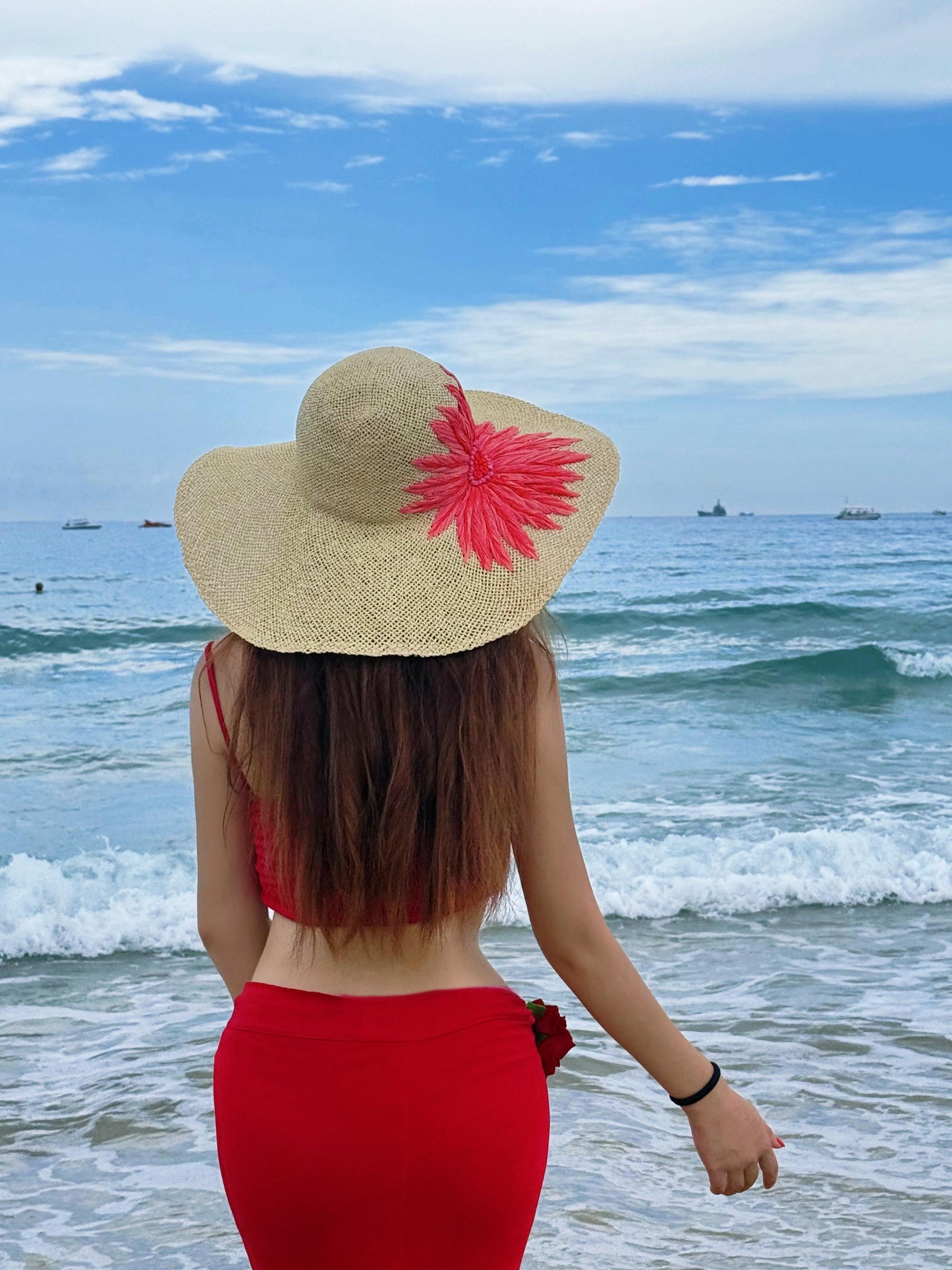 国庆节去看看大海吧~#出游穿搭 #海边拍照 #度假风 #帽子 #旅行穿搭
