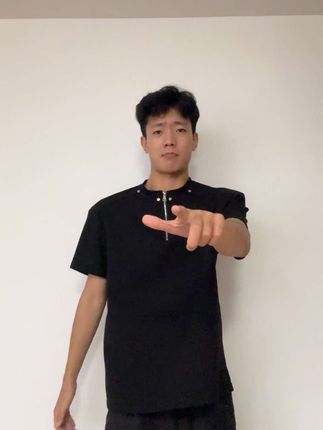 回复 @多喝椰子水的评论 包帅的!!毫无训练痕迹的兄弟穿上也能双开门的垫肩T!!!显壮显肩宽的版型穿上气质都不一样了!#ootd穿搭 #男生穿搭 #短袖t恤 #男模穿搭 #高级感穿搭