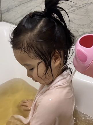 换季时候,一定要给孩子多泡泡澡呀!选这种天然草本慢慢熬煮的原液!很方便!爽肤不怕湿热,安心一夏天!#好物推荐🔥 #葵花泡浴液 #免熬煮泡澡液 #泡澡 #妈妈必备好物