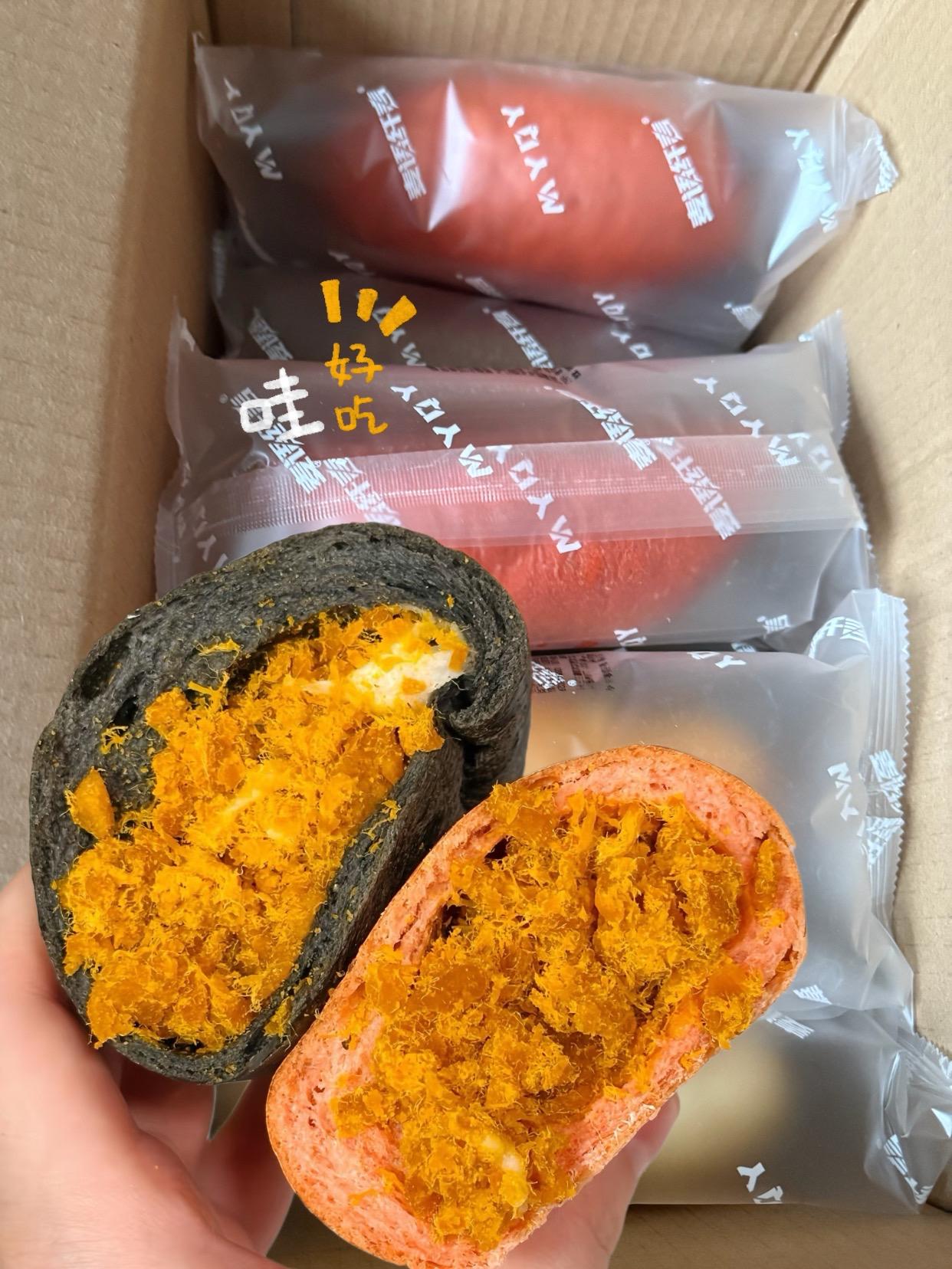 麦语纤言欧包:整体吃起来有一点干,越嚼越香。用料足,超好吃!🔥复热面包更松软,用电饼铛复热最外一层变得酥脆。强烈推荐 管理期代餐半个就够,或者当个小零食,一次啃四分之一也很解馋。 #全麦欧包#麦语纤言 #肉松面包 #肉松控#早餐吃什么