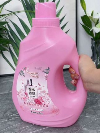 姐妹们快瞧这款护色洗衣液!洗完的衣服跟新的一样,还带着持久香气~ 油渍、汗渍轻松搞定,漂洗起来特省事,温和不伤手,赶紧试试呀#洗护好物 #青姑娘洗衣液 #好物推荐🔥 #家用好物 #生活用品