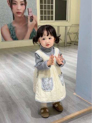 #萌娃日常 #生女儿就是用来打扮的 #抖音热门 #萌娃穿搭 #人类幼崽 这两年只做了一件事 生娃 养娃 听她哭 为她笑 心无旁骛的陪伴和照料启蒙和爱一件都不能少 周而复始竭尽全力别人眼中的一下子就长大了 却是妈妈无数个日日夜夜的陪伴 庆幸你长大的每个瞬间妈妈都从未缺席❤️