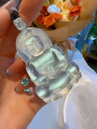 天然缅甸石英质玉观音吊坠来啦!冰透质感超高级,简约镶嵌尽显新中式美。男女都能戴,不管是日常搭配,还是作为信仰寄托,都很合适~#天然缅甸玉#观音吊坠#翡翠珠宝#翡翠挂件#玉石魅力