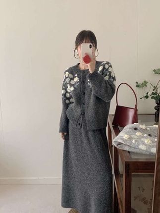 灰色花朵刺绣毛衣开衫半身裙套装女秋冬季新款慵懒风针织两件套装#套装 #优雅气质 #强烈推荐 #美出高级感 #半身裙套装两件套高级感 @DOU+上热门 @DOU+小助手 @DOU+好生意