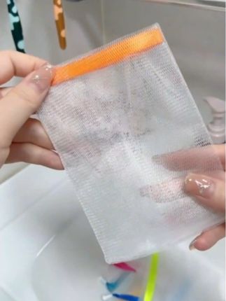 把香皂还有肥皂放在这种起泡网里使用,在洗澡洗手的时候轻轻一搓就能打出绵密的泡沫。像小块的这种放进去也能用的一点都不剩,平时就这样挂起来自然风干,方便还省事。#好物推荐🔥 #好物分享 #生活必备 #每日分享 #好物分亨