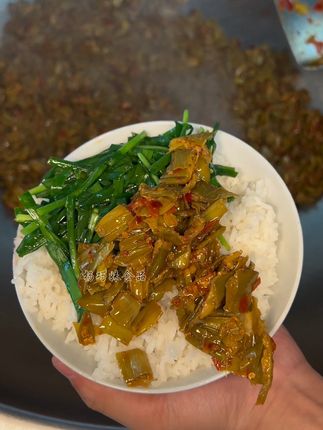 我们杨巧妹家的酸辣芋荷,辣度适中,酸度适中,不齁咸不油腻,酸辣鲜香一口下去回味无穷#这个真的太好吃了 #舌尖上的享受 #美味下饭菜