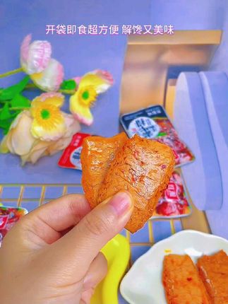 终于找到了童年回忆的零食,一打开闻还没开始吃就已经流口水了,香香辣辣的,地地道道的湖南风味!真的是太香了!#零食零食 #小时候味道 #好吃到爆炸 #好物分享 #上热门