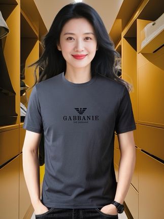 家人们,夏天就缺这件男士轻奢冰丝短袖! 冰丝面料摸着滑溜溜的,上身自带凉感,再热也不黏糊糊,一整天都清爽。 款式简约大气,细节做得特精致,透着低调的质感。版型不挑身材,搭牛仔裤、休闲裤都好看。 颜色多选,经典色、亮色都有,上班出门穿都合适。点小黄车直接带它回家,夏天穿得舒服又有范儿~#品质男装 #面料舒适透气 #百搭t恤 #每日新款 #爆款热卖中