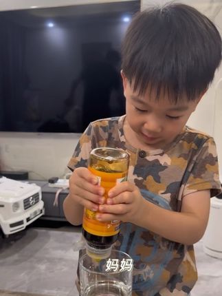 给孩子秋天的第一杯秋梨膏是恩济堂家的#恩济堂#秋梨膏