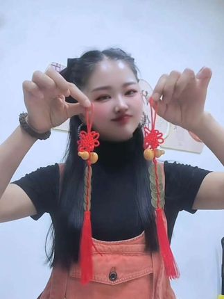若您家大门正对着电梯门或邻居门,不妨试试这款桃木葫芦五帝钱。老话常说“门对门”影响居家氛围,而它寓意开门迎福、抬头见喜,还搭配了红色吉祥结,增添喜庆感。整体采用铜合金材质打造,外观精致又显质感,挂在门口既能呼应传统美好祈愿,又能为家里细节加分#五帝钱 #葫芦#挂件