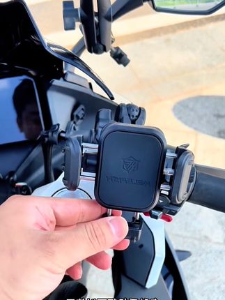 可以单手操作的手机支架,还可以拍骑行视频,小巧防盗还有减震,值得入手!#骑行手机支架 #摩托车手机支架 #骑行装备 #好物推荐🔥