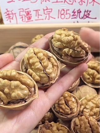 你们见过壳这么薄的核桃吗?这个就是我们新疆的纸皮核桃,它的壳真的特别薄,轻轻一捏就能打开,而且里面的果肉又大又饱满,吃起来香酥可口,越嚼越香,家里老人小孩都爱吃。#优质农产品#原产地直发#新疆185纸皮核桃