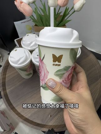 这个夏天我也收到了香飘飘新品玫瑰青心乌龙茶!有了它我都很久没点过奶茶了,入口就是玫瑰花香茶香和奶香!真的太好喝啦#香飘飘 #仙女都在喝什么 #奶茶 #玫瑰青心乌龙茶