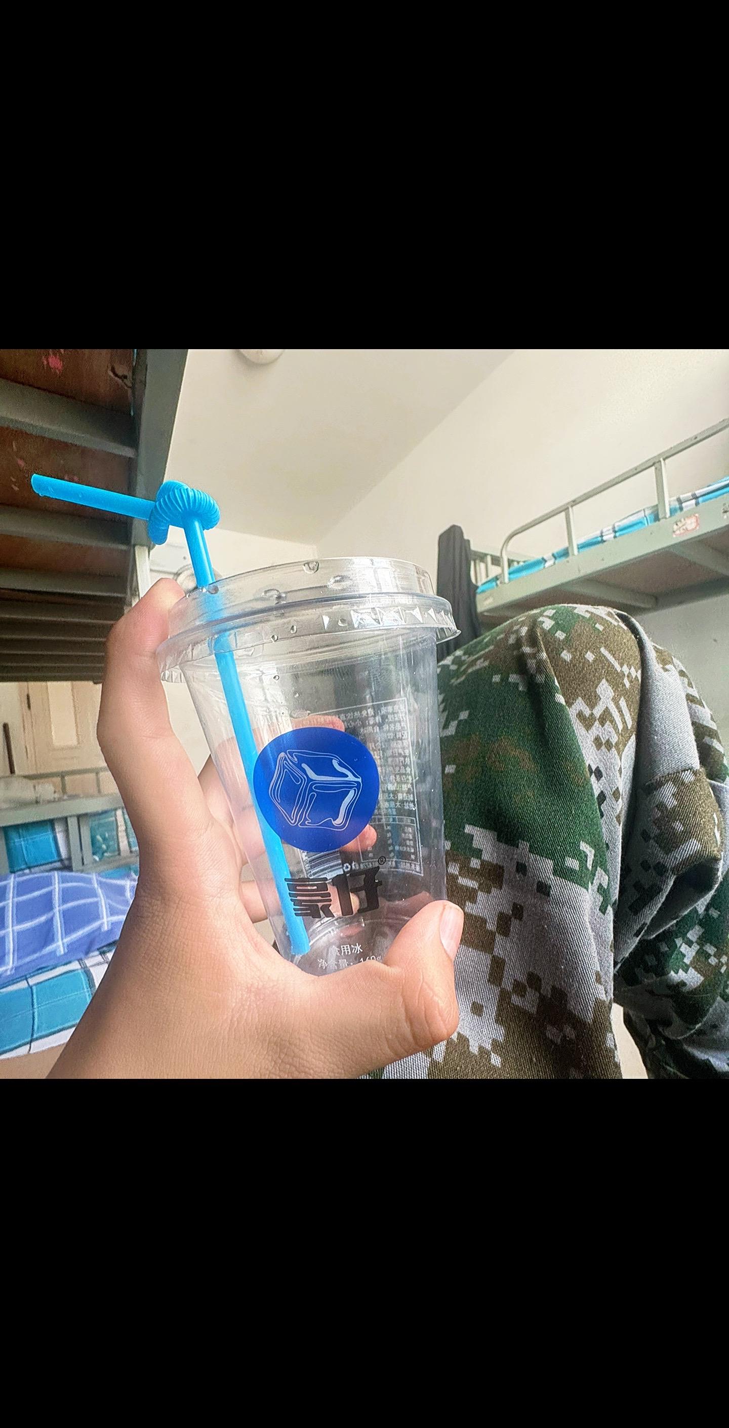 新学校我过得不好 起的早睡得晚 新的同学 新的老师 新的环境 眼泪常常在眼里打转又悄悄低下头偷偷憋回去 我会想家 想起以前的同学 我知道我要适应 但我好想回到以前