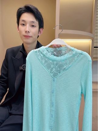这件粉青色打底上衣也太温柔了!蕾丝领拼接很有女人味,高弹面料穿着超舒服,秋冬作为内搭,瞬间提升穿搭质感~ #温柔风穿搭 #蕾丝领上衣 #秋冬内搭#女装
