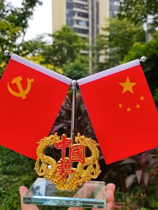 #车载好物 #车载摆件推荐 #红旗摆件好看又有仪式感 #红旗摆件办公桌