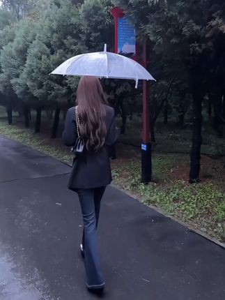 当故事到后来花不开没未来 对着镜子默念对白#风衣 #轻熟穿搭