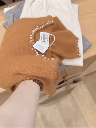 七言家新品!韩系显白南瓜橘手工钉珠#毛衣 实物颜色太好看了,上身颜色巨显白,搭配蕾丝小立领绝美~#显白颜色 #秋冬穿搭 #面料柔软舒适 #韩系穿搭