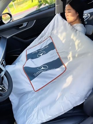 不管你开什么车,都要备上这个车载抱枕被,它折起来是腰靠,打开是被子,冷了累了用它随时可以在车里休息,长途开车拿它给家人用暖和又舒服。#车载抱枕 #车载抱枕被 #车载抱枕被子两用 #车载靠枕被子两用 #车载空调被