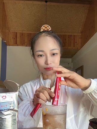 五红汤采五种红色食材破壁而成的,每天喝两包帮助身体以红养红很有益,对小红小白也非常友好的,所以我每天都会坚持喝,破壁的好吸收没有添加剂每天喝两到三包就可以了!