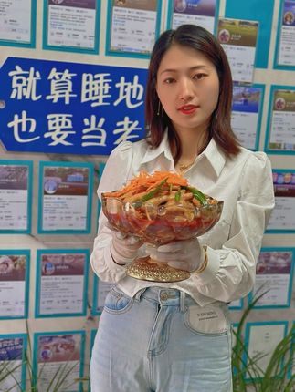 #源头实力厂家 #强烈推荐 除了三只爪爪,还有哪家的无骨鸡爪是用轿子雪山矿泉水做的,我估计没有吧#工厂实拍视频 #三只爪爪无骨鸡爪 #工厂实拍视频