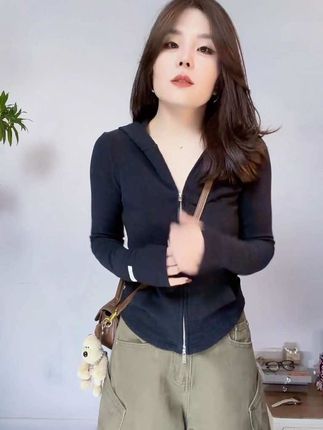 世界上最好的心理医生,是时间和一个独立清醒的自己。” #高级感穿搭 #时髦穿搭 #穿衣显瘦