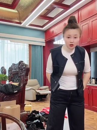 金姐穿的裤子太好看了,遮肉显瘦颜色版型超正,而且弹力大面料做工很有质感,穿上气质感满满,喜欢的家人放心入带有运费险#谁穿谁好看系列 #五只白鹅女裤 #显高显瘦显腿长 #阔腿裤女 #超好看超划算