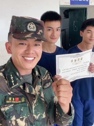 “努力就会有收获,恭喜我们中队八位同学在自己的努力下获得当地州教育体育局表彰!加油!”#教官