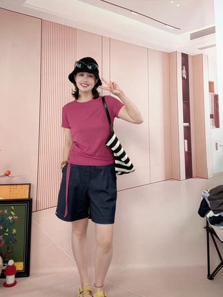 基础款的短袖是真的好穿哎#夏季穿搭 #休闲穿搭 #休闲减龄穿搭 #面料舒适透气