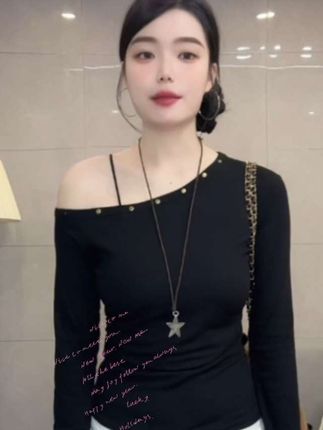 #好物推荐🔥 #喜欢的赶紧入手 #2025秋季新款个性潮流韩版铆钉气质斜肩T桖女修身百搭显瘦上衣