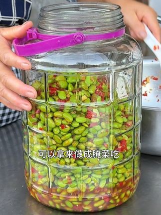 地里的毛豆太多了吃不完,可以摘回去做个剁椒腌毛豆,香辣下饭,吃一年都不会坏~#家乡的味道 #农村美食 #毛豆