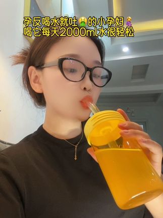 #怀孕 后喝不下白开水,产检知道孕期不喝水对🤰和👶都有影响,后来喝了我嫂子一岁多闺女喝的金豆芽的『金桔鲜橙梨膏」很管用,酸酸甜甜的,就像奶茶店买的金桔茶,关键是配料很干净,里面只有三种鲜果维c满满的,每天2000ml水轻轻松松毫无压力#孕期饮食 #孕妇一天要喝多少水#孕反