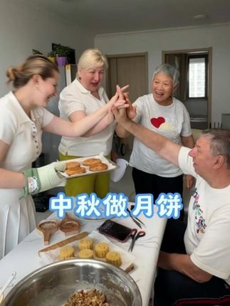 跨国家庭中秋做月饼,外公外婆再次被中国美食震撼! #尤利娅一家人#中秋#月饼