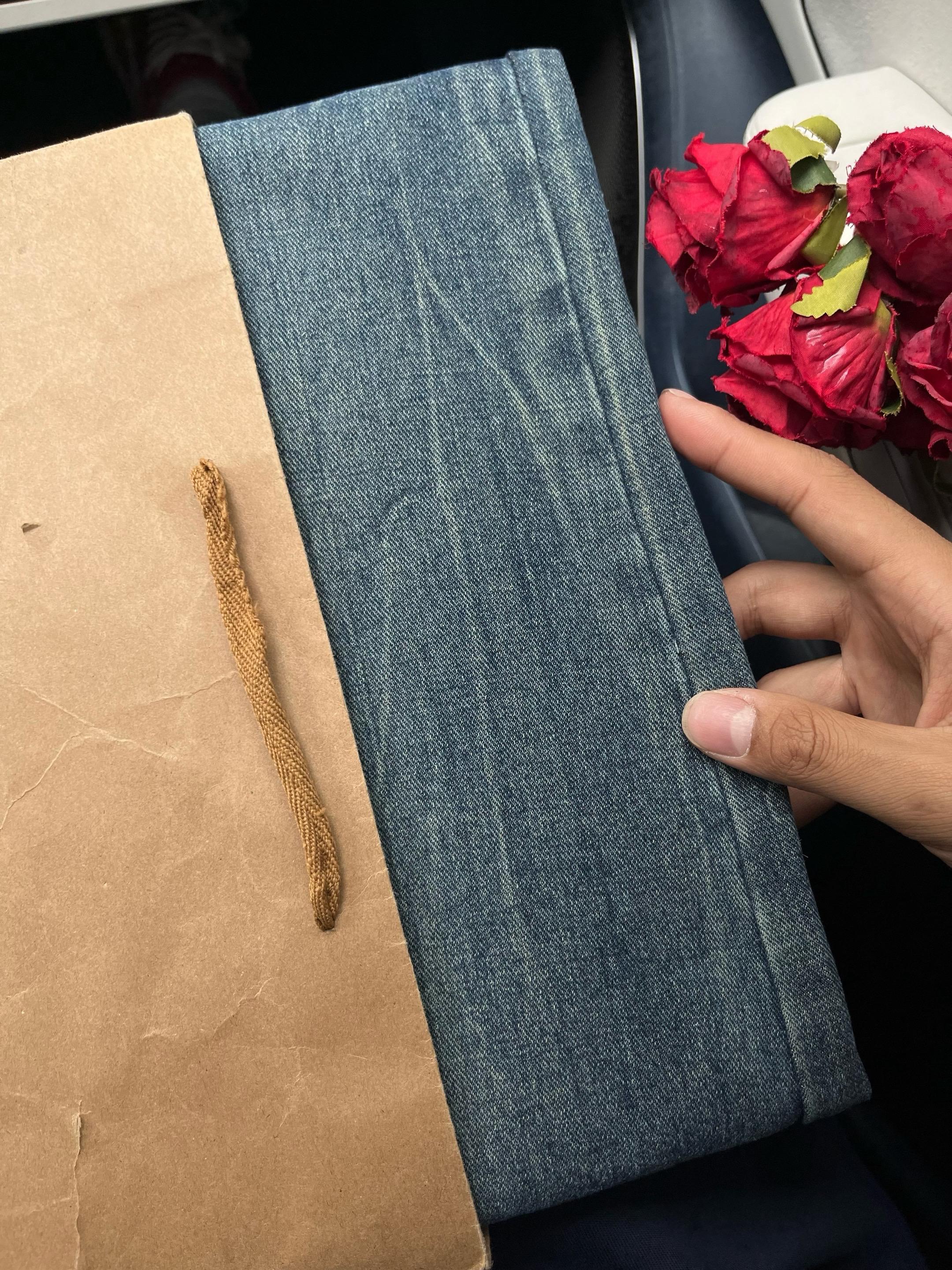 入秋的第一条牛仔裤,还得是闪电纹蓝牛!上身简约百搭,质感十足,面料亲肤舒适,适合秋天穿!直筒微喇版型修饰腿型!兄弟们放心冲!#男生穿搭 #裤子推荐 #ootd穿搭 #牛仔裤 #解决腿型bug的神裤分享