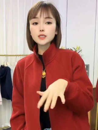 姐妹们,这件外套真的太好看了,它是这种小短款的设计,穿起来显高又显瘦,而且还是拉链式的,冬天出门的时候可以直接拉上,特别方便。它里面是加绒的,保暖效果很好,南方的姐妹可以一件过冬,北方的姐妹也可以穿,搭配打底衫或者毛衣都很合适,喜欢的话就赶紧下单吧!#源头实力厂家 #面料柔软舒适 #卫衣#洋气减龄 #谁穿谁好看