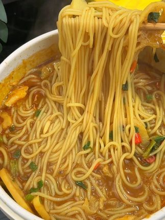 天啊!川辣撞上南洋咖喱!食族人麻辣咖喱米线香到舔碗!爱嗦粉的姐妹快冲#咖喱米线 #嗦粉 #妈呀太香了#食族人