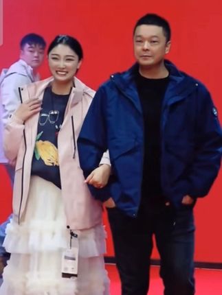 夺威三合一冲锋衣外套,内胆里面是加绒的,冬天怕冷的穿上特别暖和,防风防水的设计下雨下雪天也不怕淋湿了,还是男女同款,不分年龄全家都可以穿,这个价格闭眼入#三合一冲锋衣 #超便宜超划算 #好穿又实惠 #男女同款冲锋衣 #冲锋衣
