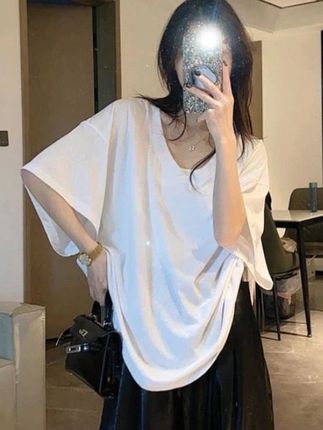 松弛感慵懒风宽松大V领口纯白色基础款大码短袖T恤#夏季穿搭 #女装 #时尚气质穿搭 #每日推荐 #优雅女神气质穿搭