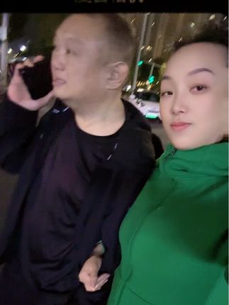 很少很少陪我散步,多珍贵发个抖音幸福一下吧🥰🥰🥰✌️✌️✌️#我们俩 #遛弯随拍