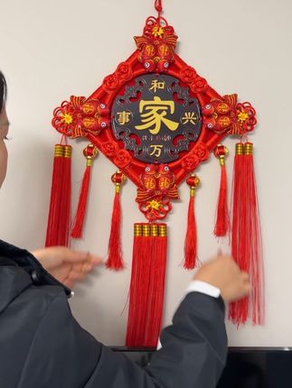 电视背景墙不做复杂造型,搭配一套桃木中国结挂件也很有温馨感,马上国庆节了中秋节了,咱开开心心过节日,关键一年四季挂家里真好看!#中国结 #软装搭配 #过年氛围提前搞起来了 #电视背景墙 #客厅装饰