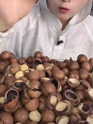 新鲜的夏威夷果烤了之后呢才好吃,因为其他的夏威夷果很多大品牌的在仓库都两三个月了,看咱们在产地都是现烤现发,都是三百度开水的,下方小黄车试试看。#优质农产品#原产地直发#夏威夷果