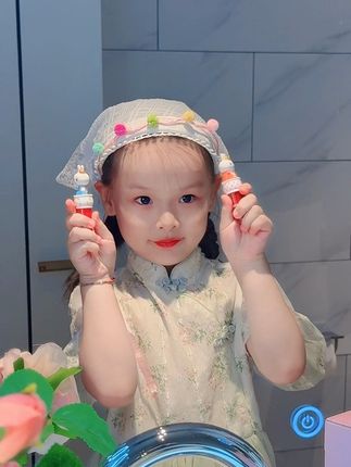 去年就火遍小孩圈的小朋友专属手办唇蜜快给女儿安排上!涂完小嘴水水润润的,还是植物果油用着放心,造型可爱孩子喜欢#儿童唇膏 #儿童唇蜜 #儿童口红 #英氏唇蜜 #唇釉