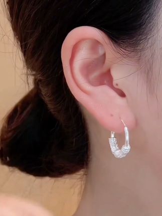 秋天到了,赶快抢这款养耳又百搭的转运珠耳环吧,谁带谁好看,显白又有气质!#耳环 #耳饰 #纯银耳饰推荐 #耳环饰品 #耳环搭配 @DOU+小助手