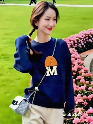 宝子们快看这款加绒卫衣!春秋穿太合适啦~宽松版型对小个子超友好,能藏肉还显高,韩系设计很减龄,穿上瞬间变元气少女。加绒面料软软糯糯的,亲肤又保暖,春秋单穿、天冷叠穿都ok。颜色也很百搭,搭牛仔裤、半身裙都好看,日常上学、逛街或者和朋友约会,套上它就很有氛围感,实用又洋气,喜欢的赶紧冲~#挑战把丑衣服穿出时尚感#秋日户外就穿琥珀系 小个子穿搭 #春秋穿搭#卫衣 #挑战把丑衣服穿出时尚感 @抖音小助手