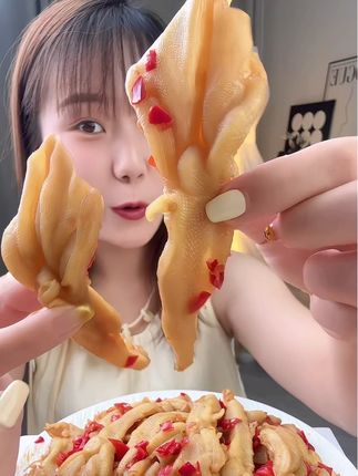 爱吃鸭爪的姐妹一定要去尝尝这个无骨鸭爪,酸酸辣辣,吃起来咯吱咯吱的,真的好好吃啊!#无骨鸭爪 #酸辣无骨鸭爪 #太好吃了 #解馋 #追剧小零食