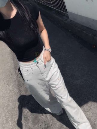 人总是在经历了,一些事之后,会悄悄换了一种性格,当你想通了你会发现,曾经不肯放手的东西,如今,却不值一提.#牛仔裤穿搭