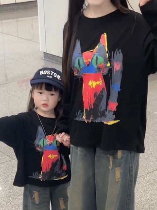 人生大几十年分她几年又如何 你总是筋疲力尽守着这么个小家伙 让你无法再做回自己 有时候坏情绪会突然将你淹没 会崩溃会无助会有脾气 可是也就是如此疲惫的三年 却是她离你最近的几年#我的女孩👧🏻 #亲子套装 #穿搭搭配