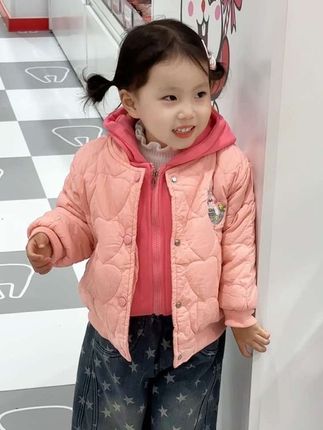 我对你的爱不应该停留在 买了多少衣服花了多少钱 买了什么玩具 如果照片能说话 你应该能懂 是互相陪伴的时光 是每一次带你体验对未知的探索 是希望你去爱 去感受 去成长 以后 还能自由自在勇敢前行 去成为想成为的人#我的女儿 #萌娃穿搭 #儿童棉服