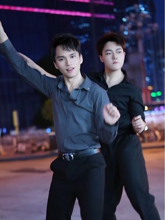 开心来之不易,难过却毫不费心#广场舞 #这才是猛男该跳的舞蹈 #浅跳一下 #跟着节奏嗨起来