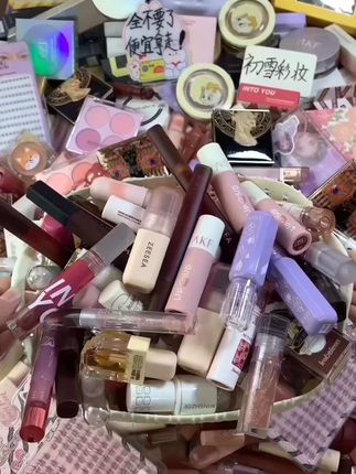 赶快冲啊！速来～超多的各种化妆品什么都有。 快快来拿，早上7.30开始。速来直接拿走～#平价彩妆 #假睫毛#唇釉#粉底液#散粉